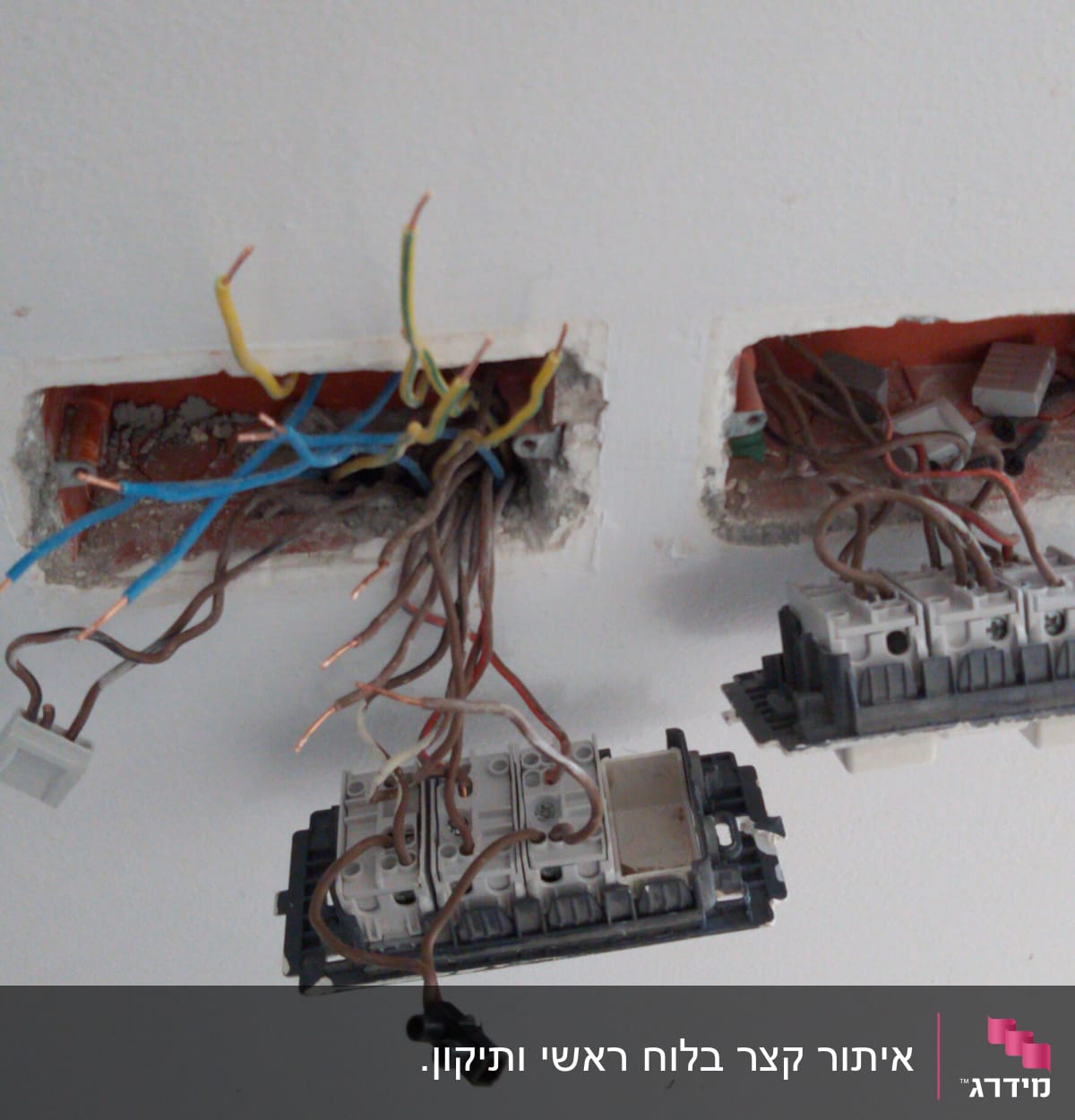 חוטי חשמל חשופים בקיר עם מתגי חשמל